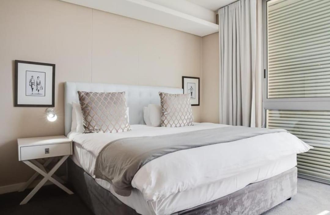 Location! Adjacent Waterfront, City, Table Mountain-320 Apartment Cape Town